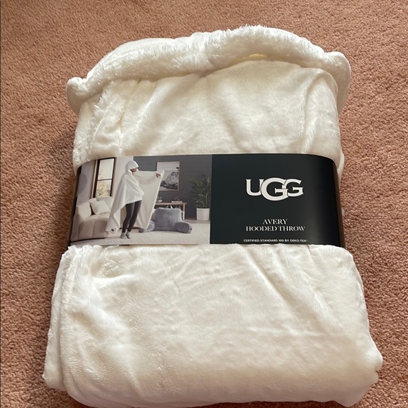 UGG White Plush Throw Blanket Luxurious Cozy and comfort